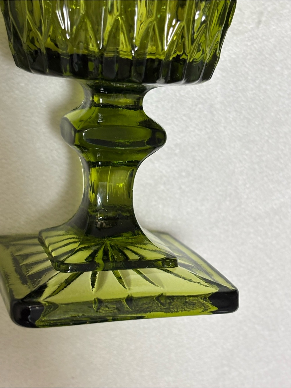 Four vintage olive green glass goblets square base - Picture 9 of 12